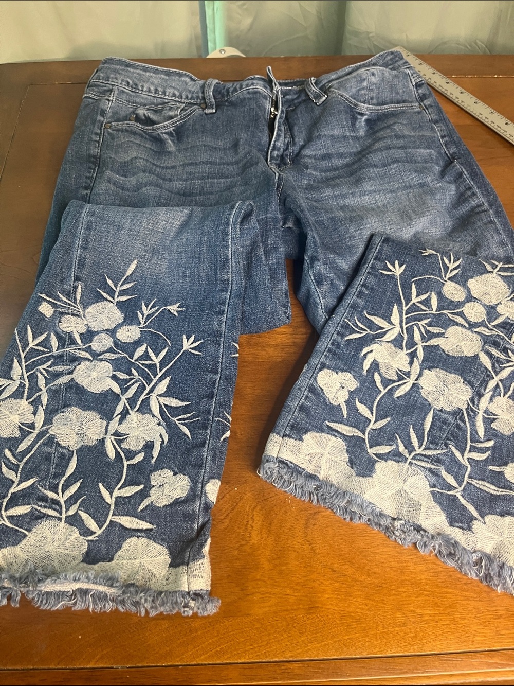 Laurie Felt Blue Wide-Leg Jeans with White Floral Embroidery 12P